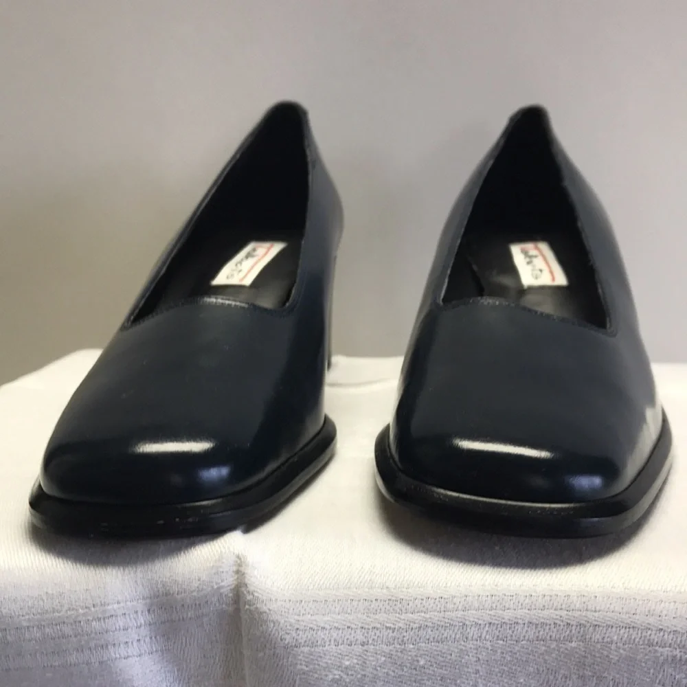 TALBOTS Navy Heel new never worn 2” block heel perfect condition, new size 7.5 N